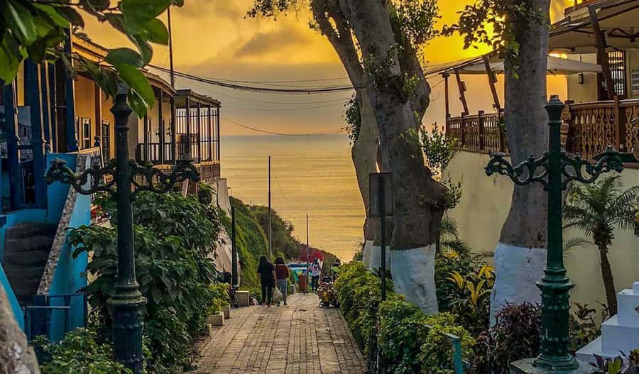 Miraflores & Barranco: Lima’s Modern and Bohemian Tour - Crossing into Barranco’s artsy streets