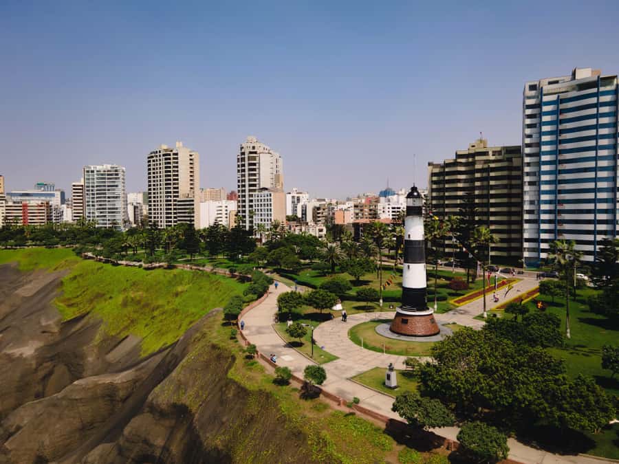Miraflores: Local Walking Tour & Free eBook - Kennedy Park and the opening view of Miraflores