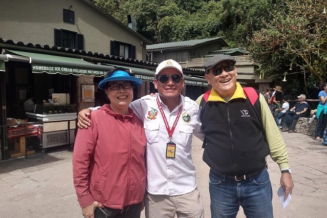 Private Professional Guide in Machu Picchu from Aguas Calientes - Meeting in Aguas Calientes and taking the bus