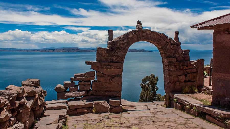 Puno: Full-Day Tour of Lake Titicaca and Uros & Taquile - Seeing Taquile’s weaving cooperative at work