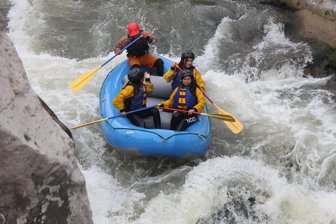 Rafting Río Chili - Getting fitted with helmets, wetsuits, and river gear