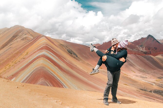 Rainbow Mountain Tour - Hiking from Llactoc to the striped summit