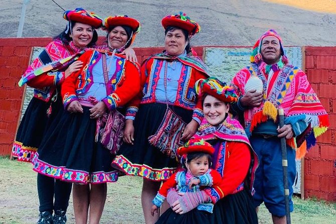 Sacred Valley Textile Workshop – Dyeing & Weaving in Cusco - Spinning alpaca wool and preparing the yarn