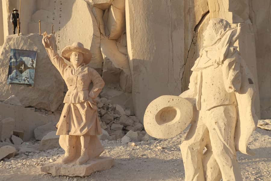 Sillar Stone Tour from Arequipa - Watching masons turn rock into building stone