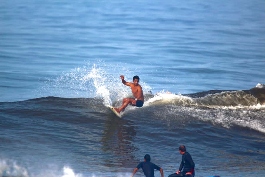 Surfing experience in Lima - A private lesson for families and first-timers