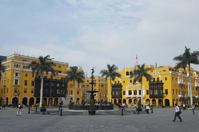 The Original Highlights of Lima - Private Half Day Tour - El Parque del Amor brings you to the Miraflores cliffs