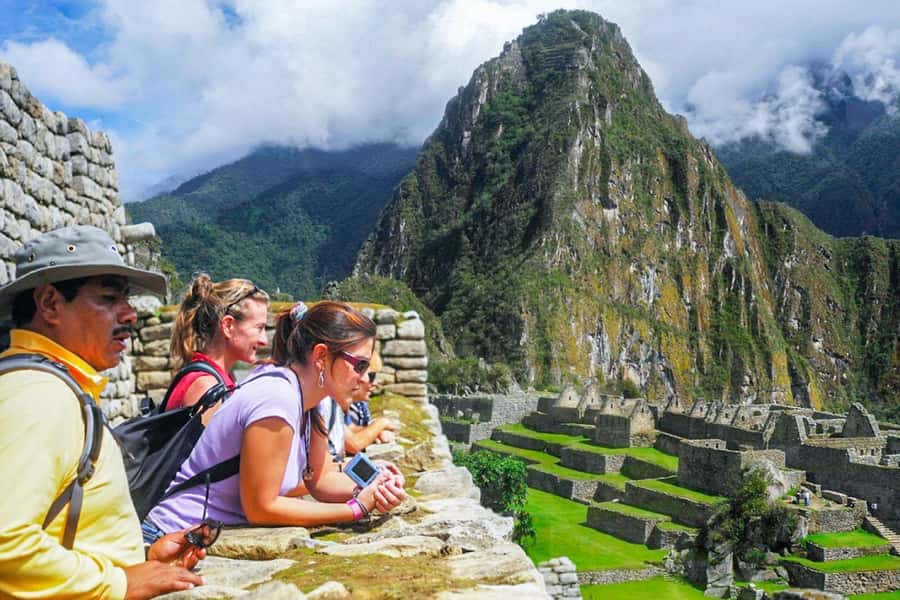 Tour guide in Machu Picchu on Route 2 - Entering the citadel with a Route 2 ticket