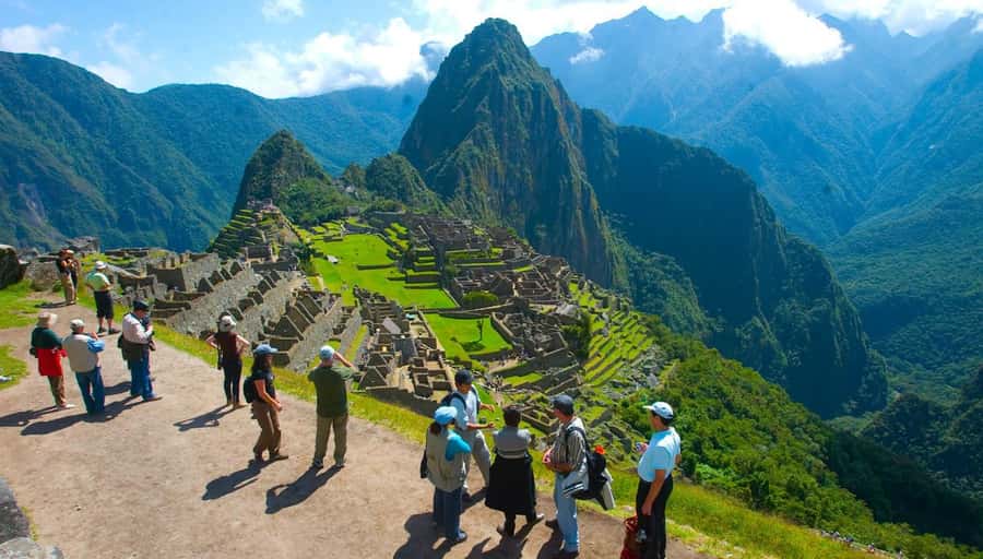 Tour guide in Machu Picchu on Route 2 - Photo stops without rushing the visit