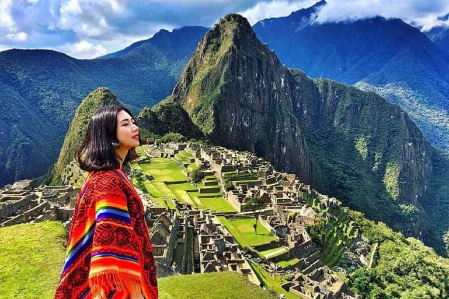 Tour guide in Machu Picchu on Route 2 - The 30-minute bus ride to Machu Picchu