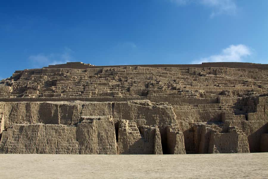 Tour Huaca Pucllana: Pyramids and Pre-Columbian Antiquity - Arrival at the pyramids and archaeological structures