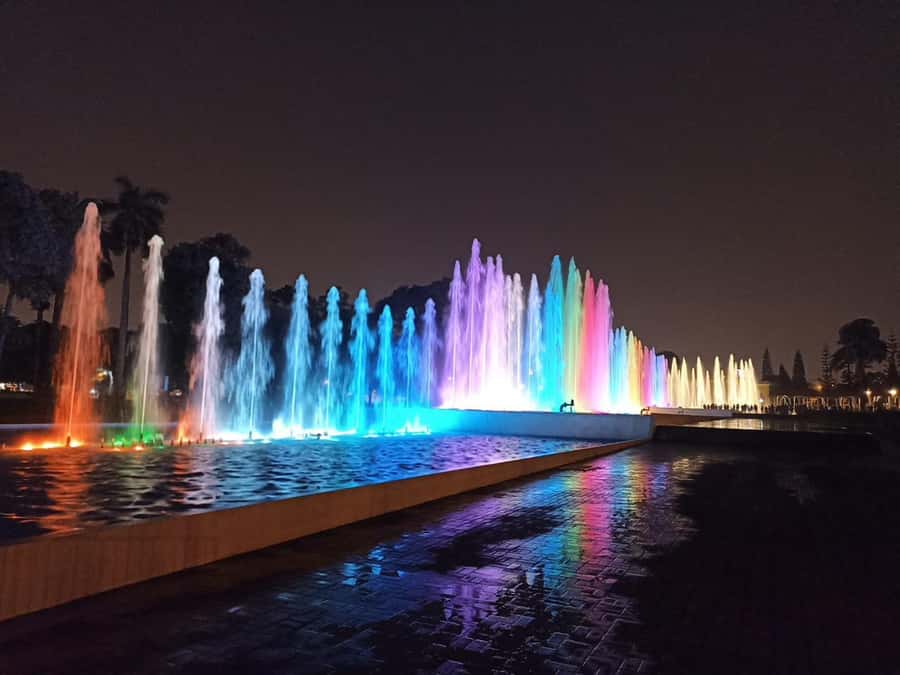 Tour to the magical water circuit with dinner and dance show - Seeing part of Lima from the van