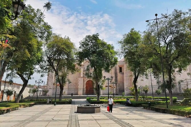 Walking City tour including the Monastery of Santa Catalina - Plaza de Armas: Arequipa’s grand central room