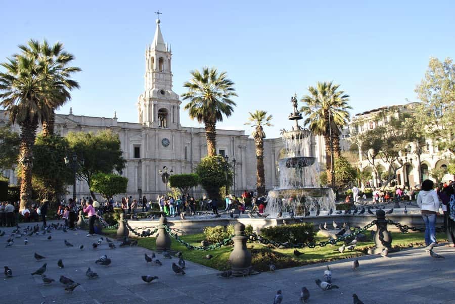 Walking tour in the Historic Center of Arequipa - The Company Cloisters and Colonial Details