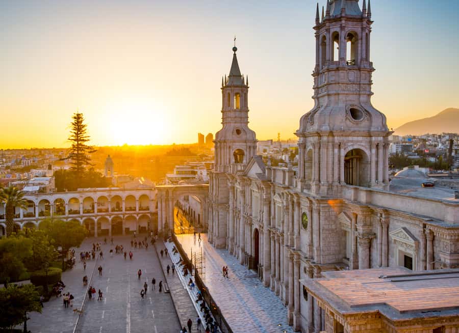 Walking tour in the Historic Center of Arequipa - Reading the Plaza de Armas
